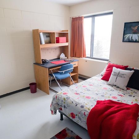 Au Campus Hotel Sherbrooke Luaran gambar