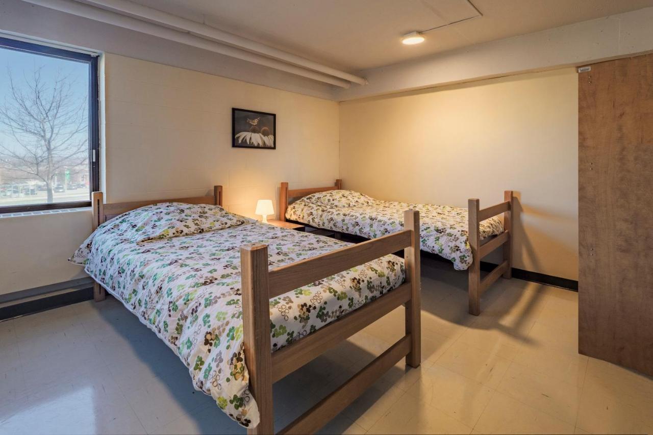 Au Campus Hotel Sherbrooke Luaran gambar
