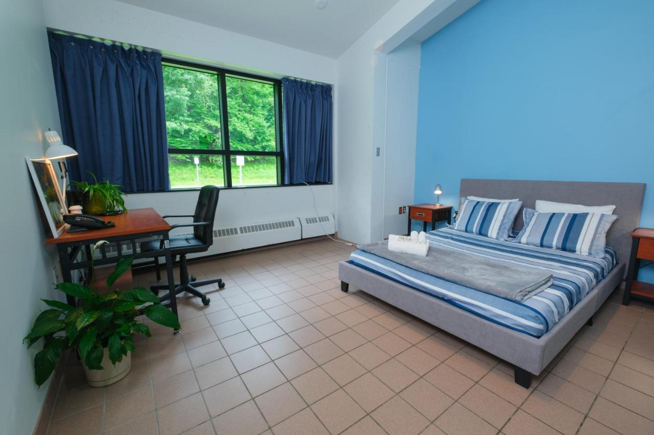 Au Campus Hotel Sherbrooke Luaran gambar