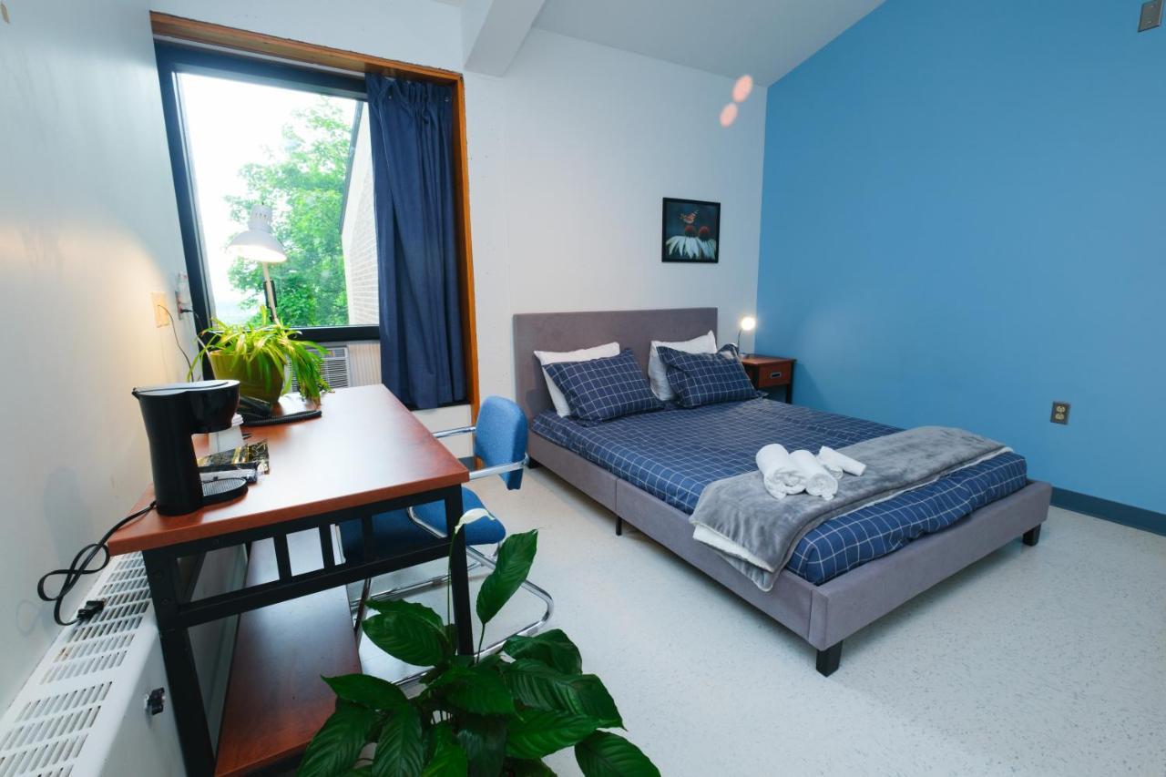 Au Campus Hotel Sherbrooke Luaran gambar