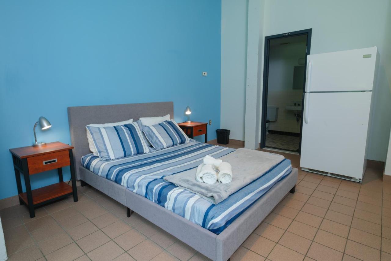 Au Campus Hotel Sherbrooke Luaran gambar