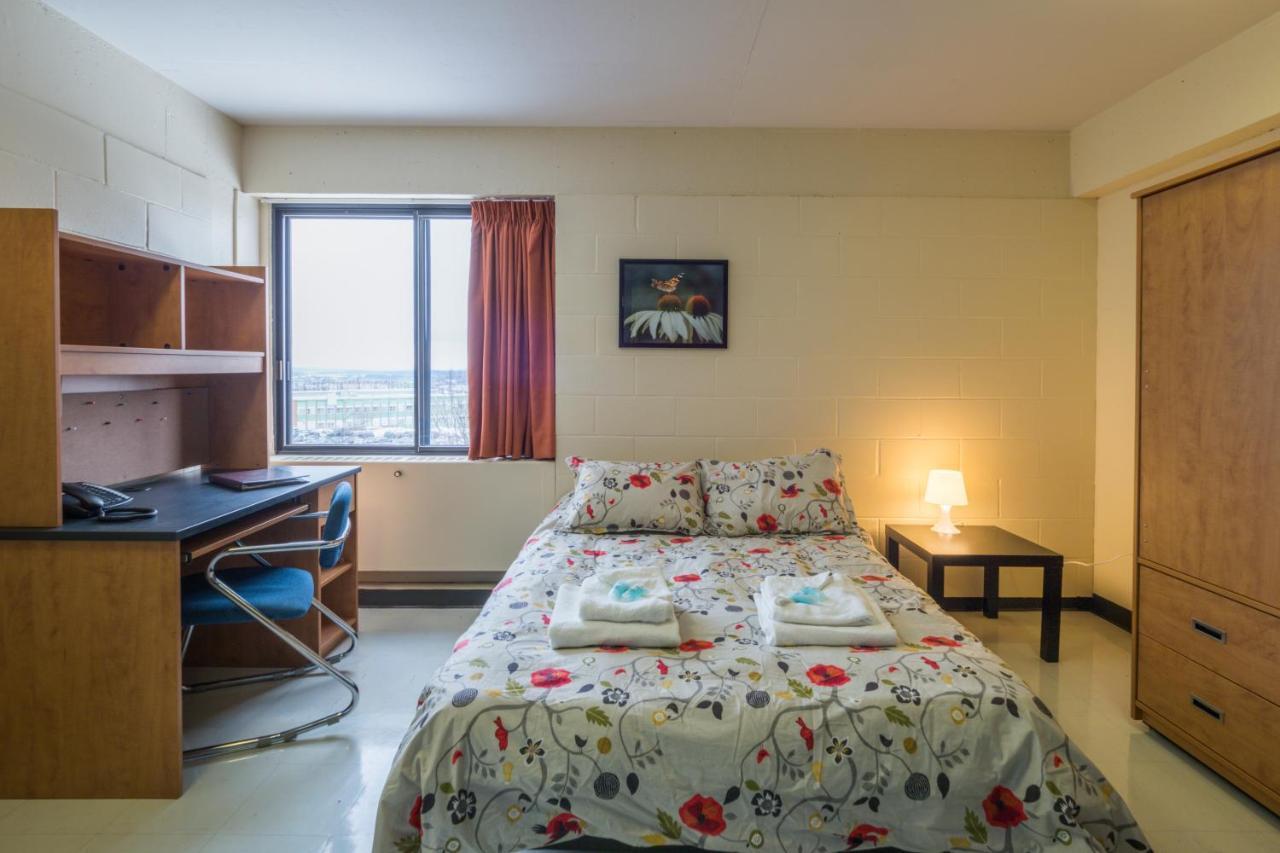 Au Campus Hotel Sherbrooke Luaran gambar